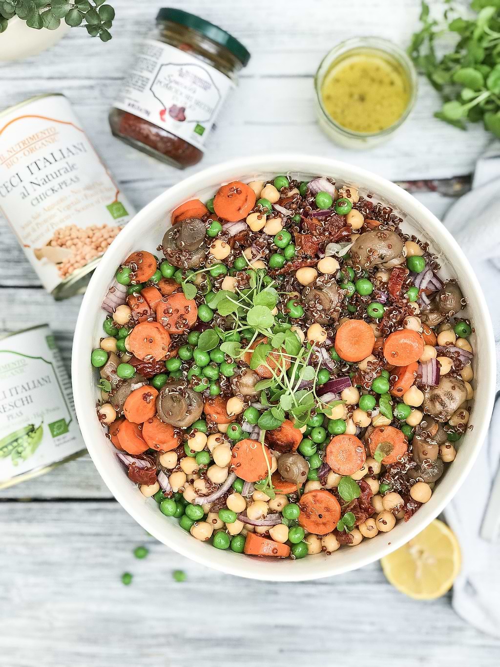 Bol de quinoa, pois chiches et petits légumes